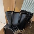 Grande borsa tote in pelle PU nera opaca con logo a rilievo e sottili spalline laterali - Nero