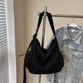 Borsa hobo in velluto a coste nero con tasche laterali a coulisse per un look casual - Nero