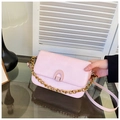 Dettaglio della borsa a tracolla in pelle rosa con catena dorata e chiusura ad arco - Rosa