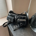 Bolso de hombro de cuero PU brillante negro estilo Y2K con bolsillos y hebillas - Negro