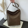 Sac seau plissé vert olive minimaliste en similicuir vintage avec large bandoulière - Sable