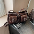 Bolso de hombro en cuero brillante café oscuro con hebillas plateadas y multibolsillos - Marrón