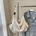 Borsa hobo in velluto a coste bianco panna con tracolla regolabile e tasche - Bianco Sporco