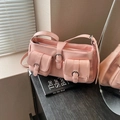 Bolso de mano rosa de piel sintética con bolsillos de hebilla y correa ajustable - Rosa