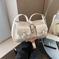 Cremeweiße schicke Umhängetasche mit zwei Vordertaschen und silbernen Metallschnallen - Weiß