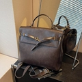 Mochila vintage de cuero sintético marrón oscuro con herrajes dorados y asa superior - café
