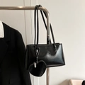 Borsa sottobraccio minimalista in ecopelle nera con ciondolo a forma di cuore - Nero