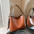 Borsa tote vintage in pelle marrone con chiusura metallica e nappina decorativa - Set Borsa Tote / Marrone con ciondolo