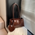 Grande borsa tote minimalista in pelle marrone con doppi spallacci e ciondolo a cuore - Marrone
