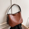 Borsa tote vintage in pelle marrone con chiusura dorata e tracolla regolabile - Set Borsa Tote / Caffè con Ciondolo