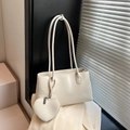 Borsa tote minimalista in pelle bianco crema con ciondolo a cuore e spalline sottili - Bianco