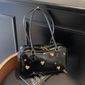 Schwarze Retro-Leder-Schultertasche mit goldenen Herznieten und Reißverschluss - Schwarz
