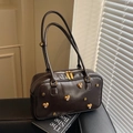Schicke dunkelbraune Schultertasche aus Leder mit goldenen Herz-Akzenten und Strass - Kaffeebraun