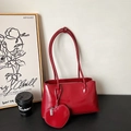 Borsa tote in pelle verniciata rossa lucida con ciondolo a cuore e manici - Rosso