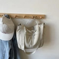Bolso tote grande de nailon beige con bolsillos dobles y correa de hombro ajustable - Blanco Roto