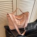 Bolso tote de nailon acolchado rosa con correa ajustable y bolsillos con cremallera - Rosa