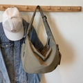 Große khakifarbene Canvas Umhängetasche für Damen mit verstellbarem breitem Schultergurt - Grün