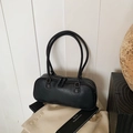 Bolso baguette minimalista de cuero negro con asas dobles y acabado mate suave - Negro