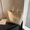 Beige shopper met MK-monogramprint en hondenhanger voor dagelijks woon-werkverkeer - Off-white (Met Hanger)