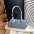 Bolso baguette azul claro minimalista con textura fina y cierre de cremallera doble - Azul grisáceo