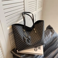 Donkergrijze grote shopper met M-monogrampatroon en zwarte olifant lederen hanger - Zwart (Met Hanger)