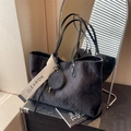 Borsa tote trapuntata nera con borsellino rotondo e ampia tracolla con logo - Nero
