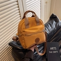 Borsa a tracolla in nylon giallo senape con doppi manici e tasca frontale a zip - Marrone