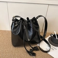 Glänzende schwarze Beuteltasche mit Tunnelzug, Quasten und goldfarbenen Details - Schwarz