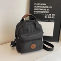 Piccola borsa a tracolla in nylon nero con logo in pelle e spallacci regolabili - Nero