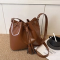 Braune Leder-Beuteltasche mit Kordelzug, dekorativen Quasten und goldenen Beschlägen - Gelbbraun