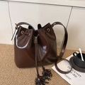Dunkelbraune Beuteltasche im Retro-Stil aus Kunstleder mit Kordelzug und Quasten - Kaffeebraun