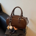 Dunkelbraune Retro-Kissentasche mit glänzendem Finish und süßem Baseball-Anhänger - Kaffee mit Anhänger