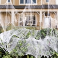Μεγάλος λευκός ελαστικός ιστός αράχνης Halloween που καλύπτει τη βεράντα και τους θάμνους - Λευκό