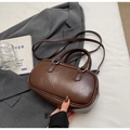 Dunkelbraune glänzende Boston-Tasche mit Knitteroptik und silbernen Metallteilen - Kaffee ohne Anhänger
