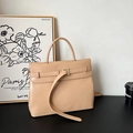 Borsa ventiquattrore beige in ecopelle con fibbia e manico rotondo, stile minimale - Cachi