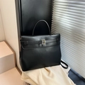 Borsa tote classica in pelle nera con fibbia dorata e manico strutturato da donna - Nero