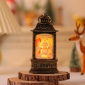 Detalle de farol navideño vintage de bronce con diseño de muñeco de nieve sobre base de madera - Muñeco de nieve
