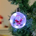 Detalle de bola de Navidad luminosa con Papá Noel y un árbol nevado en su interior - 10cm Plano / Papá Noel