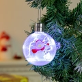 Primer plano de bola de Navidad luminosa con muñeco de nieve en ramas verdes - 10cm Plano / Muñeco de Nieve