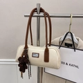 Sac à bandoulière blanc crème avec poignées brunes et un charm d'ours en peluche brun - Beige Avec Charme
