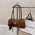 Sac à épaule rectangulaire marron rétro avec surpiqûres et breloque ours en peluche - Marron avec pendentif