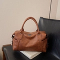 Bolso Boston vintage marrón caramelo con textura de cuero granulado y asas - Marrón