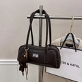 Sac baguette marron foncé avec coutures contrastées et breloque ours en peluche sur l'épaule - Café avec Pendentif