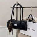 Sac baguette chic en similicuir noir avec surpiqûres blanches et charme d'ours - Noir avec pendentif