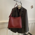 Bolso tote vintage rojo oscuro en cuero PU con correa ajustable y diseño minimalista - Rojo