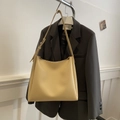 Bolso hobo minimalista en color crema con correa ancha ajustable para mujer - Caqui