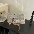 Bolso de acrílico plateado metalizado arrugado con cadena en un ambiente moderno - Plateado (Sin Asa)