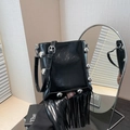 Bolso tipo cubo negro con flecos, tachuelas plateadas y correa ajustable - Negro