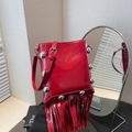 Bolso cubo rojo brillante a la moda con tachuelas plateadas y borlas largas estilo rock - Rojo
