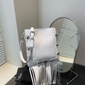 Bolso cubo de cuero blanco con remaches plateados y borlas largas de moda - Blanco